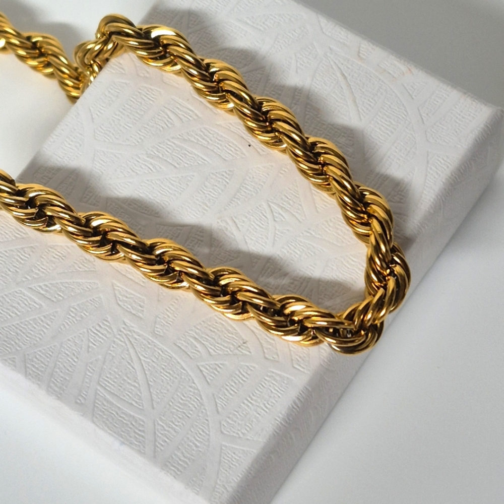Luxurious Gold Rope Chain Necklace - Picture 2 of 6